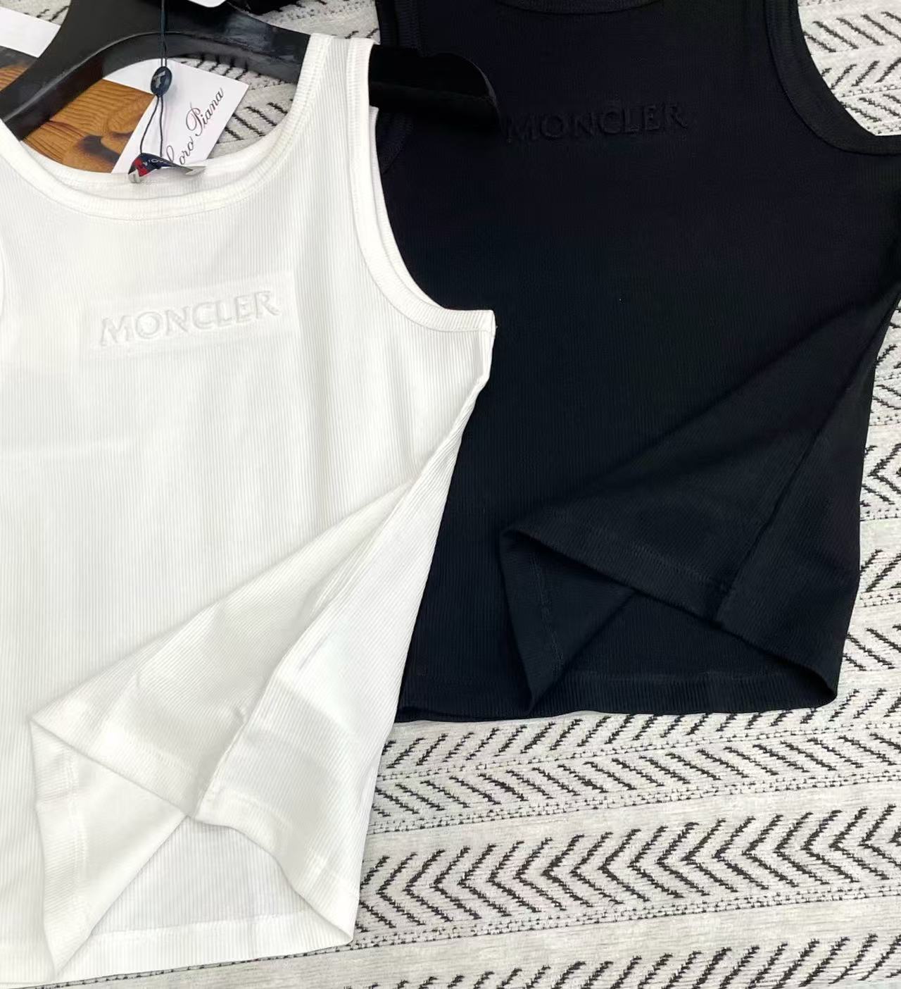 MONCLERエンボス加工の文字入りベストTシャツ【50％割引+送料無料】