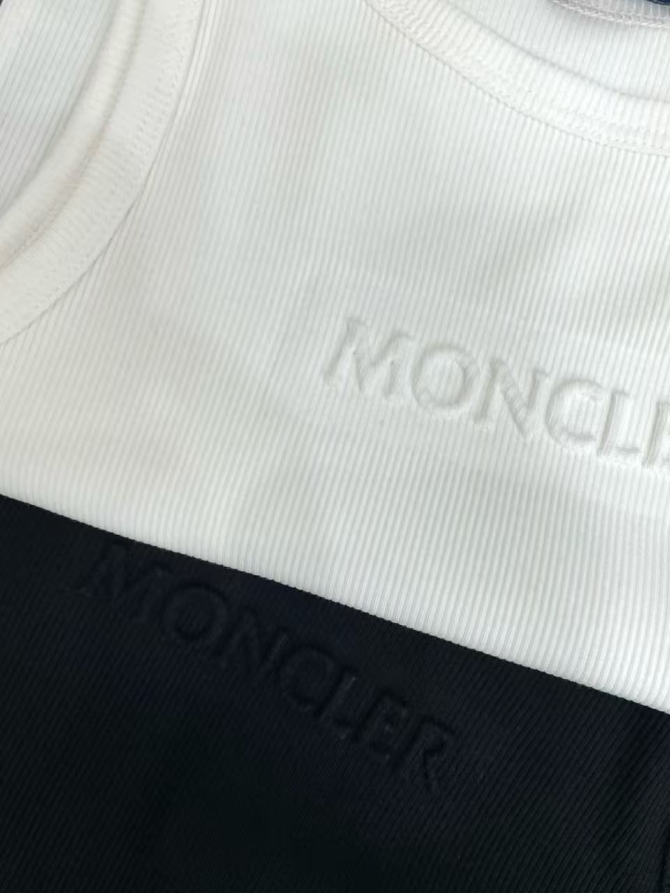MONCLERエンボス加工の文字入りベストTシャツ【50％割引+送料無料】