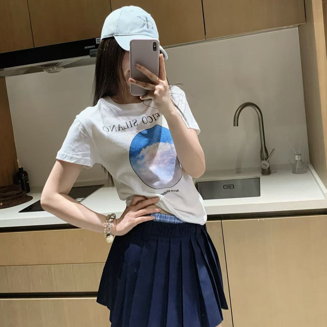 Acne Studios青空と白い雲の文字Tシャツ【50％割引+送料無料】