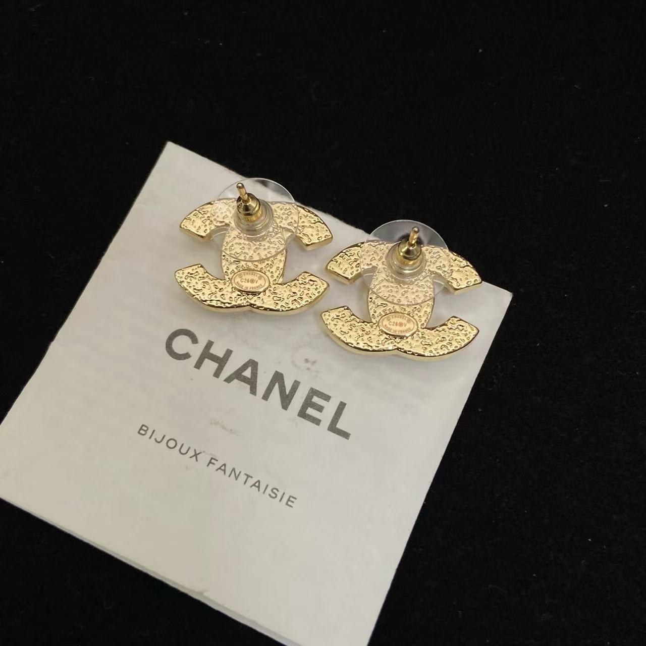 CHANE1 ダブルC ホワイトスタッドピアス【50％割引+送料無料】