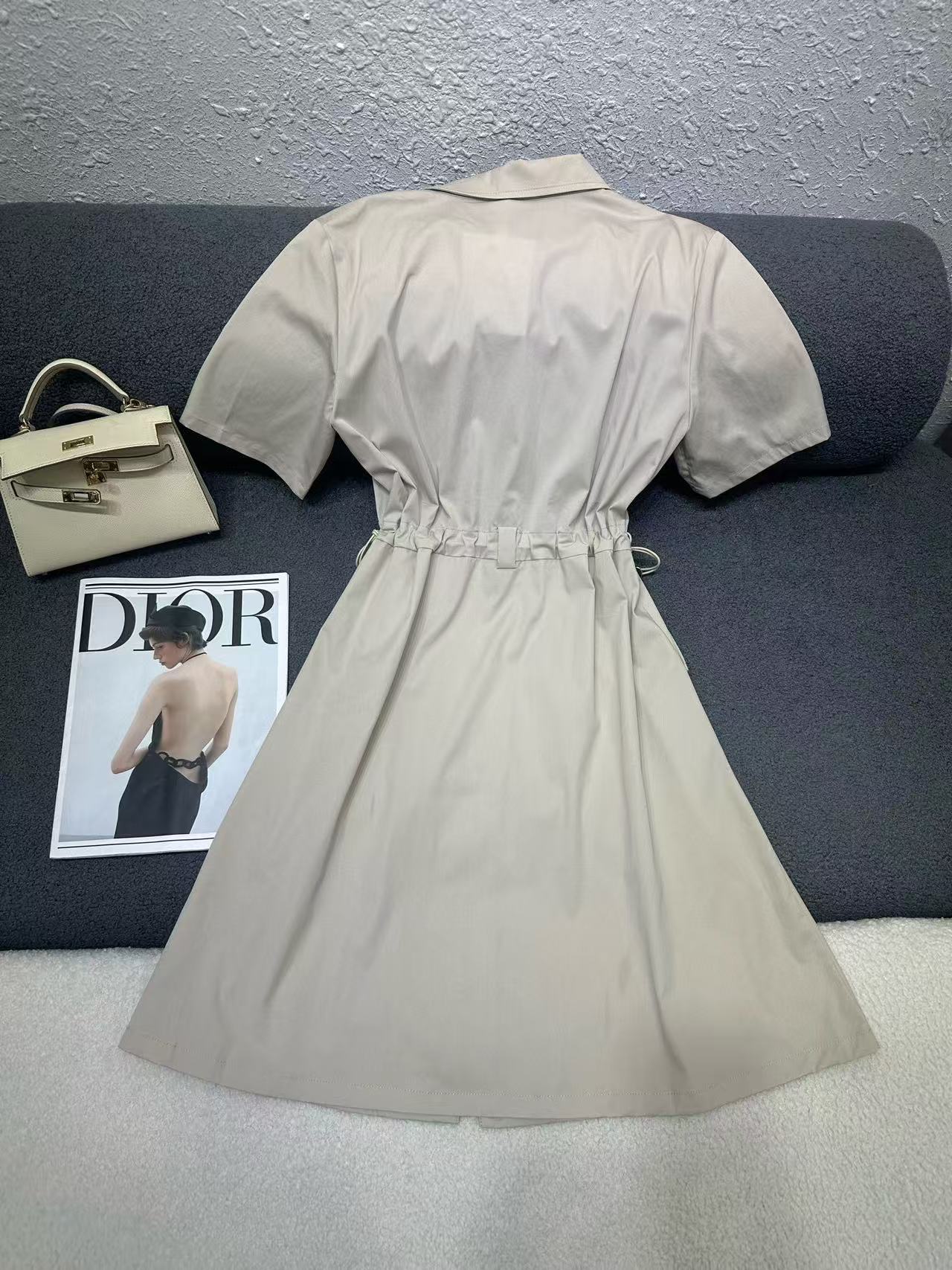 DI0R高品質でミニマルな刺繍入りレタードレス【50％割引+送料無料】
