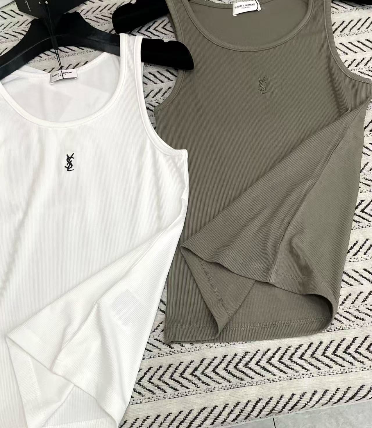 YSLのミニマルな刺繍ロゴ入りベストTシャツ【50％割引+送料無料】