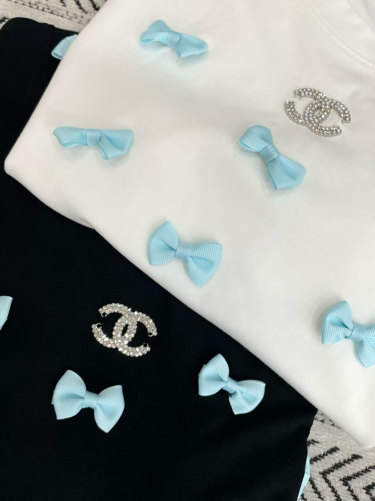CHANEL 3Dリボン＆ロゴレタリング Tシャツ【50％割引+送料無料】