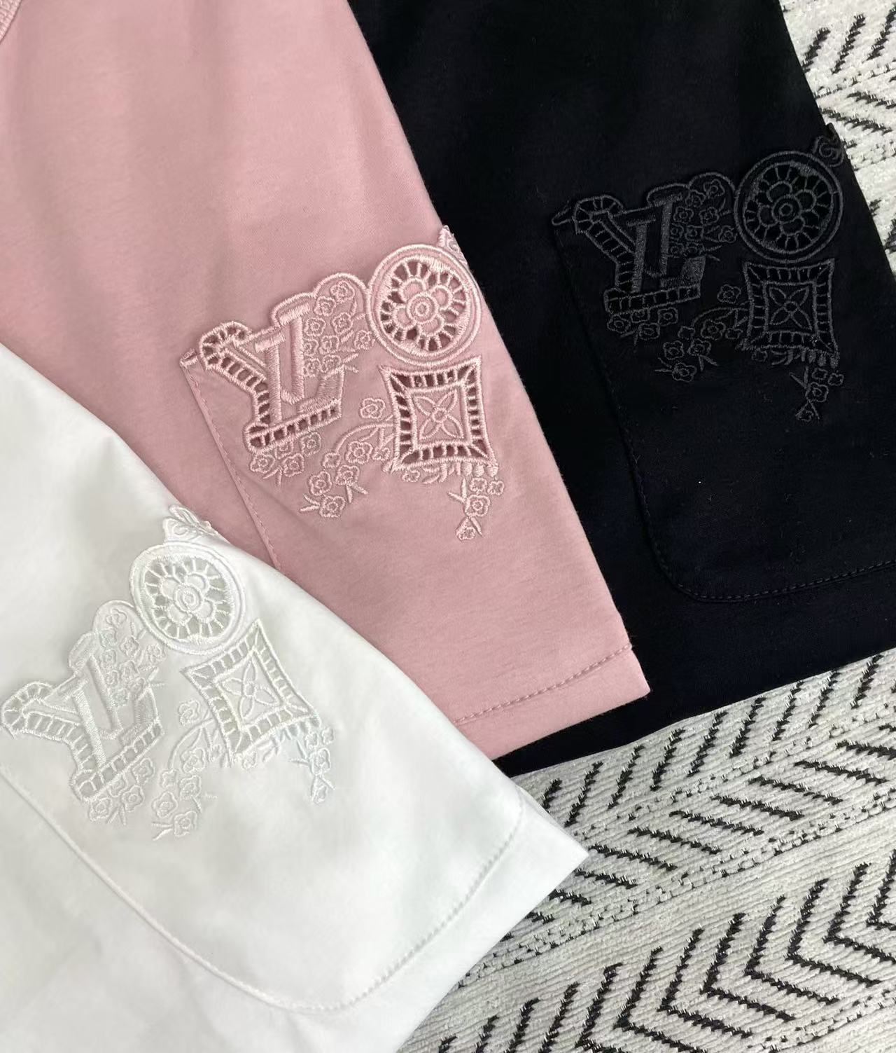 LV ポケット刺繍Tシャツ【50％割引+送料無料】