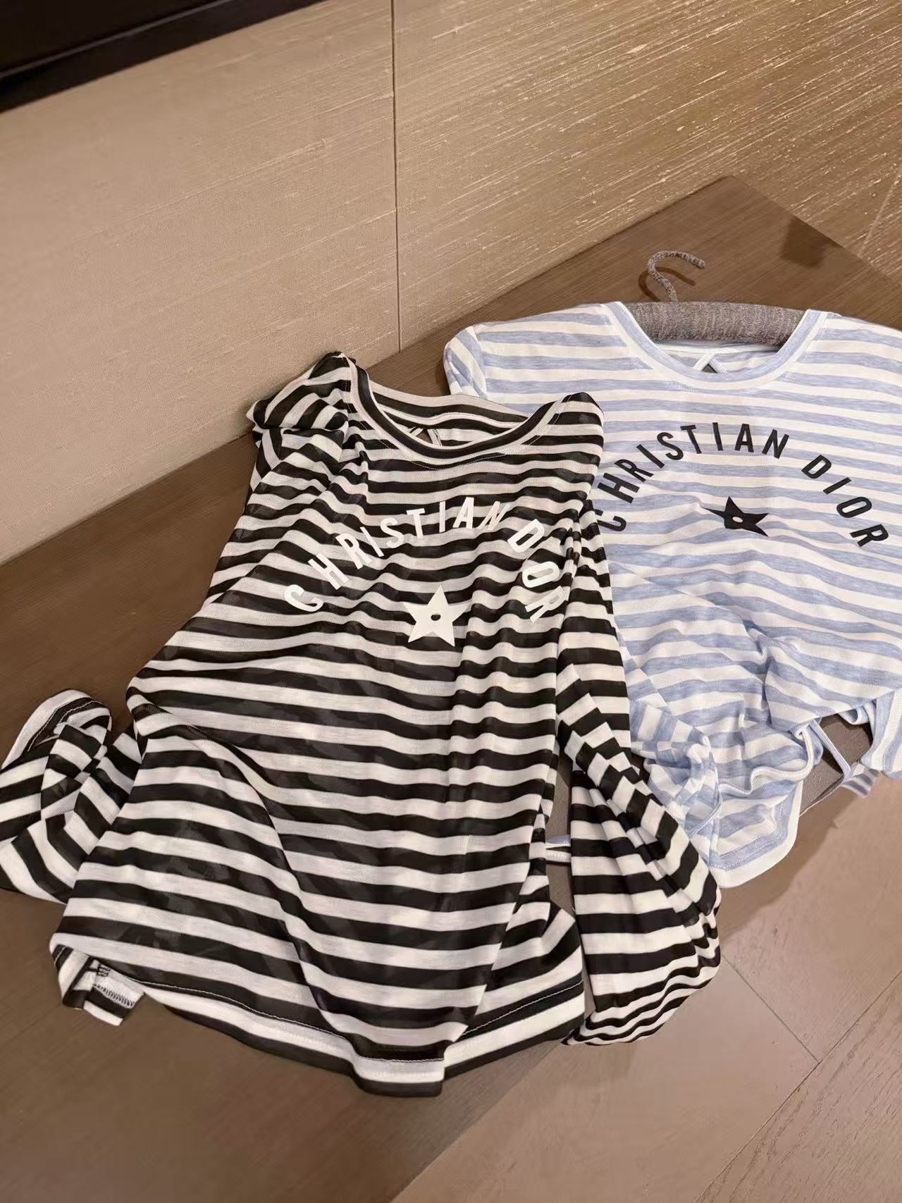 DI0Rストライプ文字入り日焼け防止Tシャツ【50％割引+送料無料】