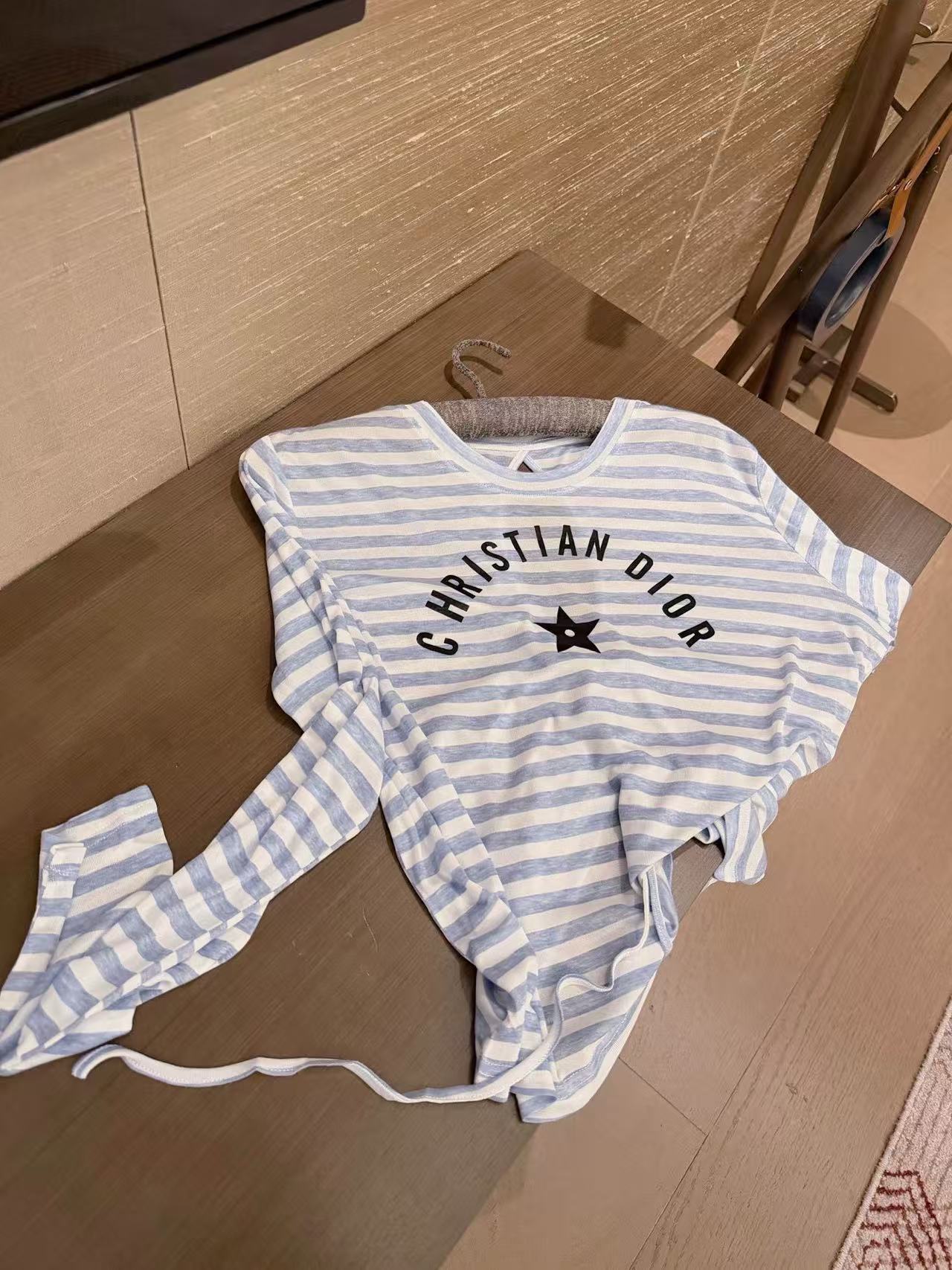 DI0Rストライプ文字入り日焼け防止Tシャツ【50％割引+送料無料】