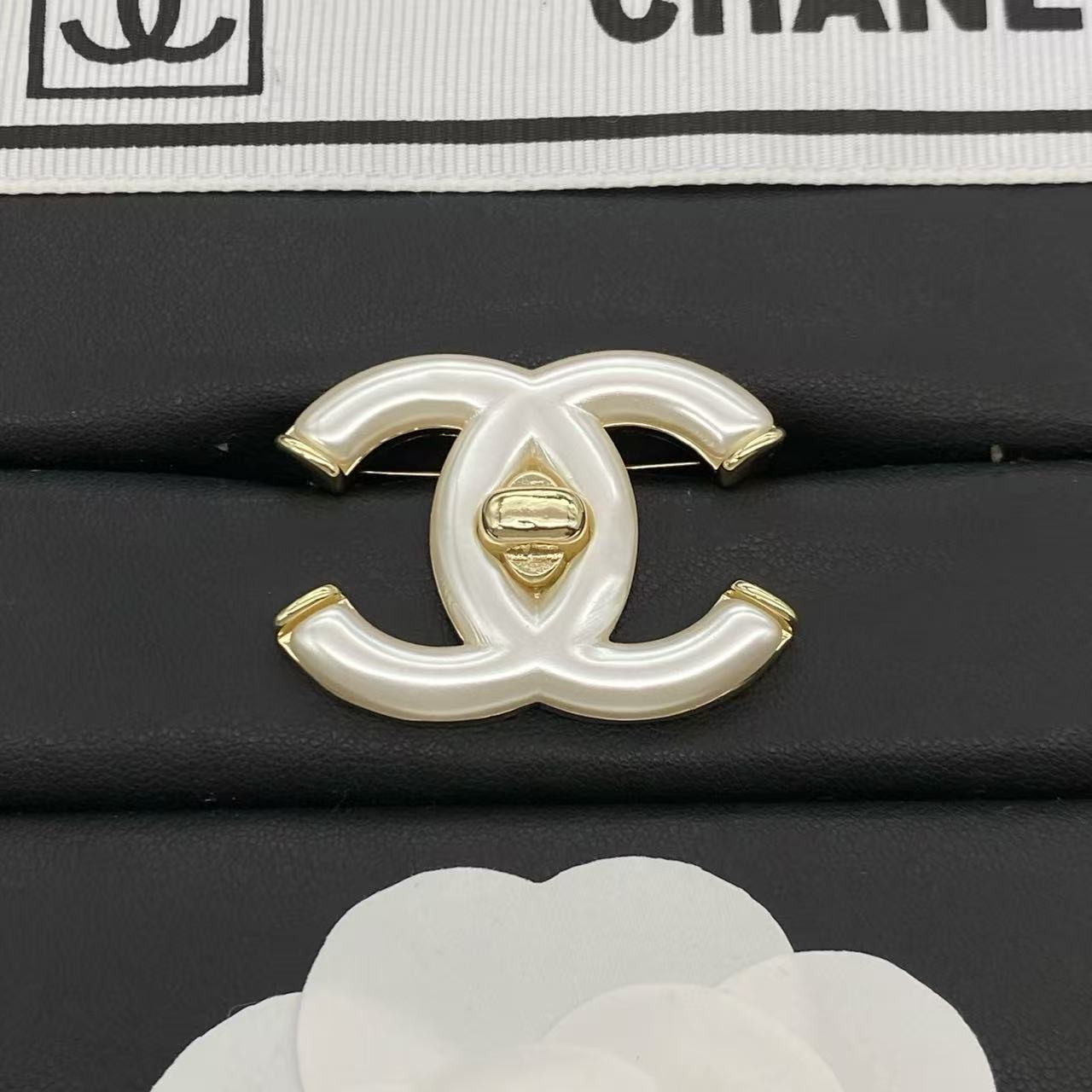 CHANE1 ホワイト ダブルC ブローチ【50％割引+送料無料】