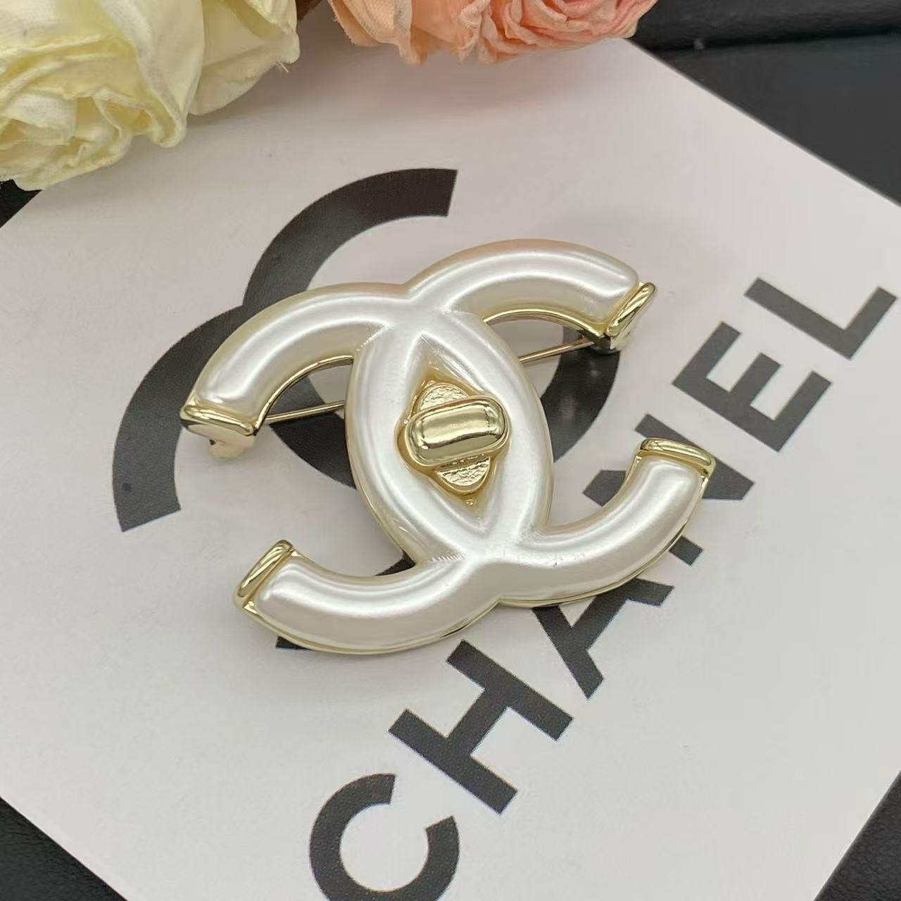 CHANE1 ホワイト ダブルC ブローチ【50％割引+送料無料】