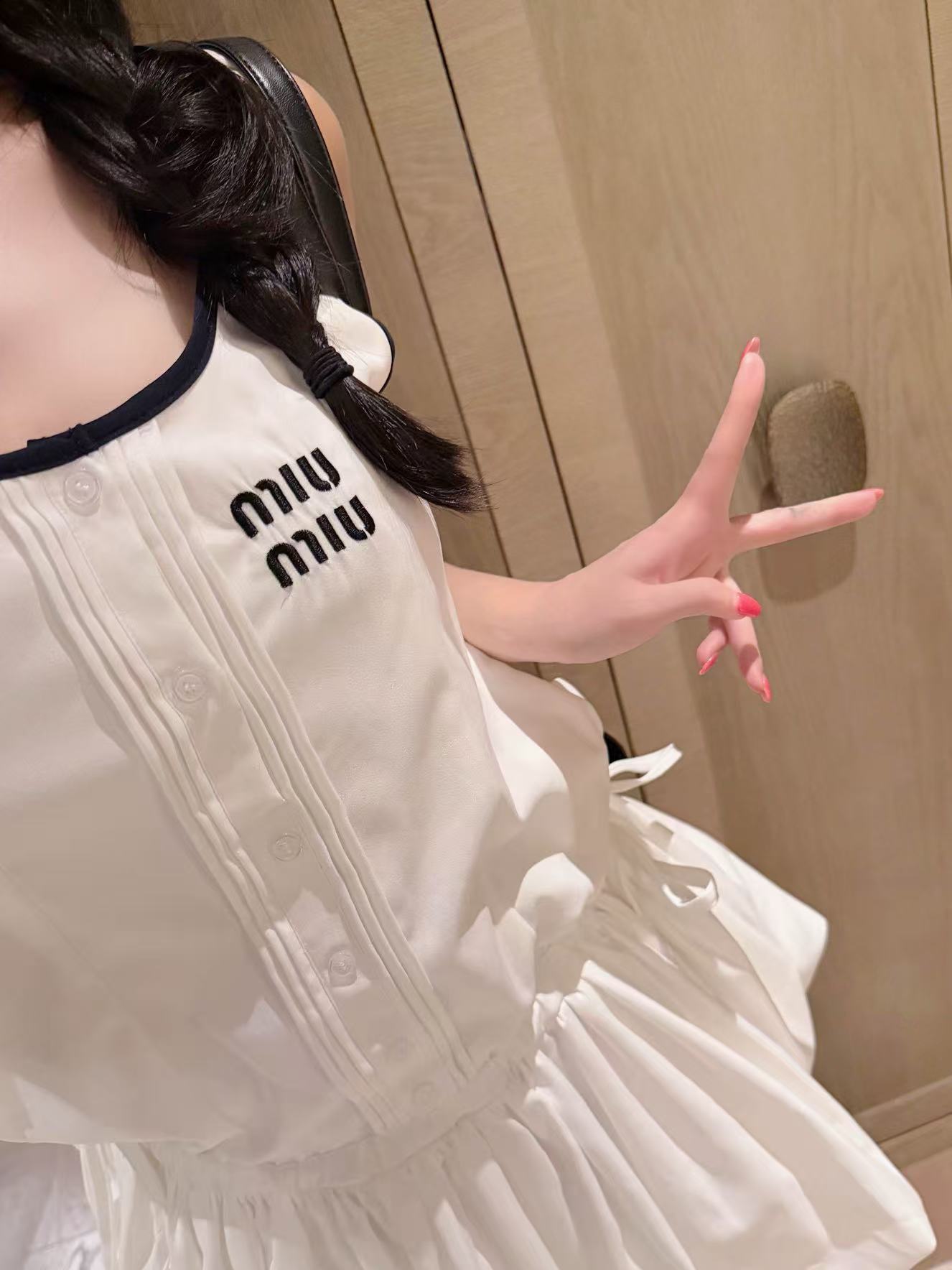 M1UM1U 伸縮性のあるノースリーブドレス【50％割引+送料無料】