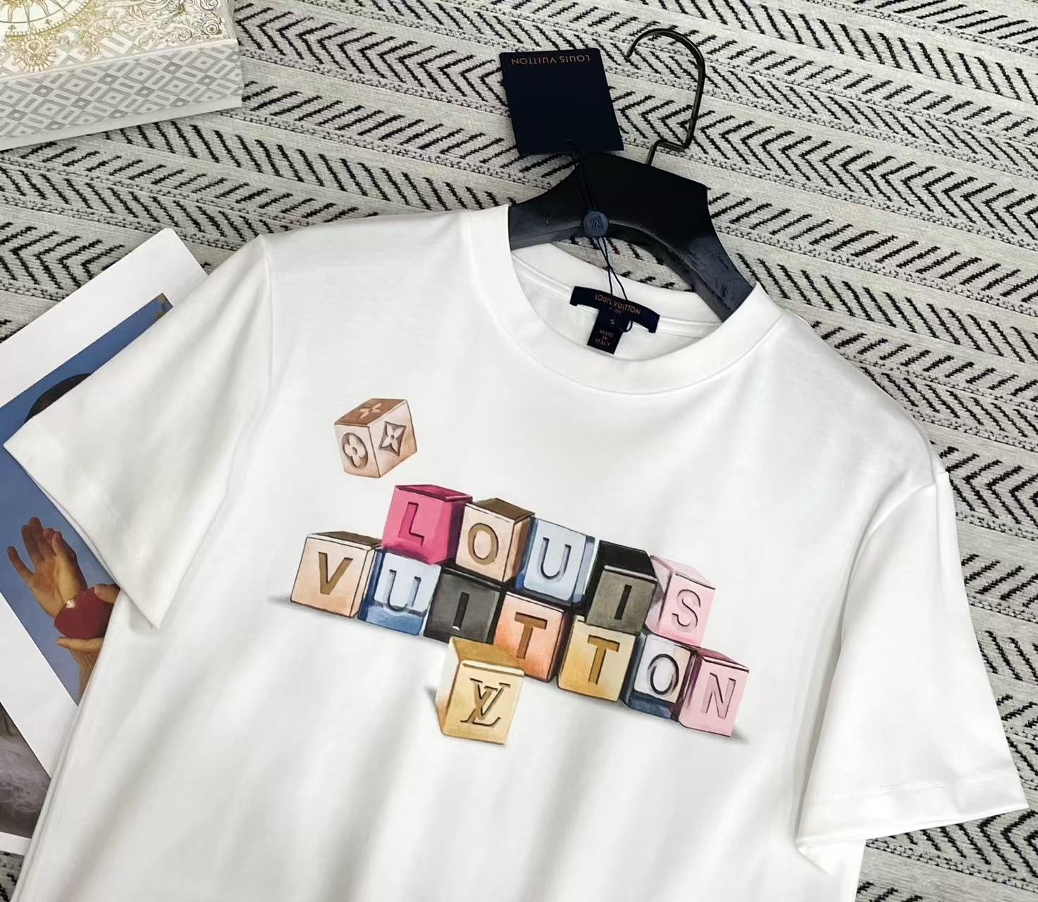 LVカラフルな文字Tシャツ【50％割引+送料無料】