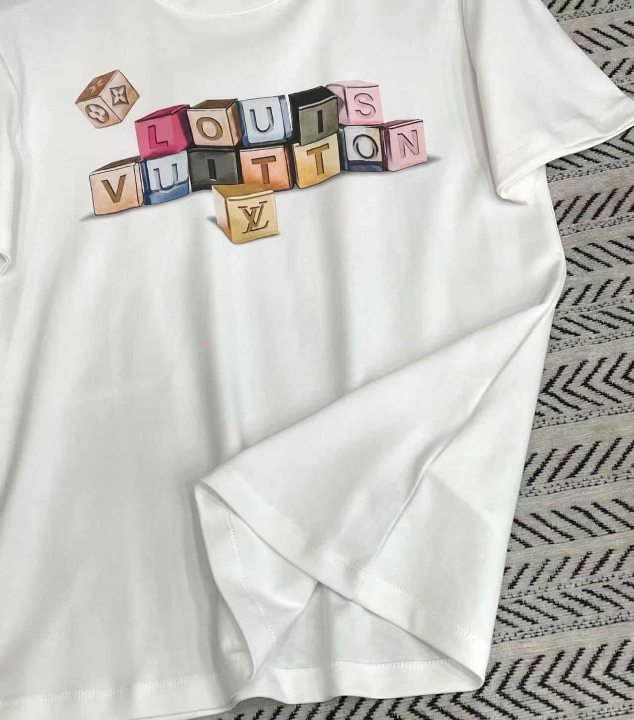 LVカラフルな文字Tシャツ【50％割引+送料無料】