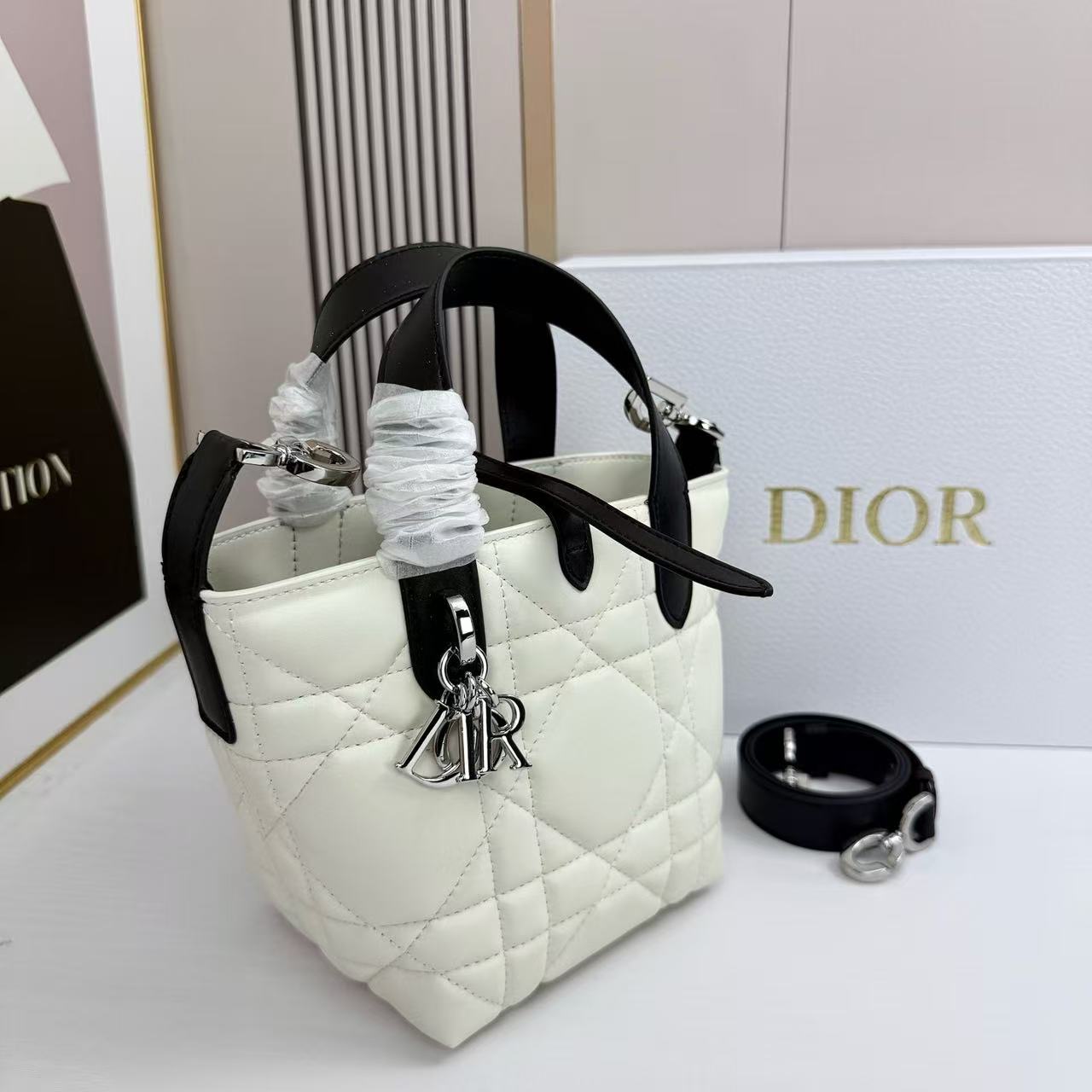 DI0R牛革ハンドバッグ【50％割引+送料無料】