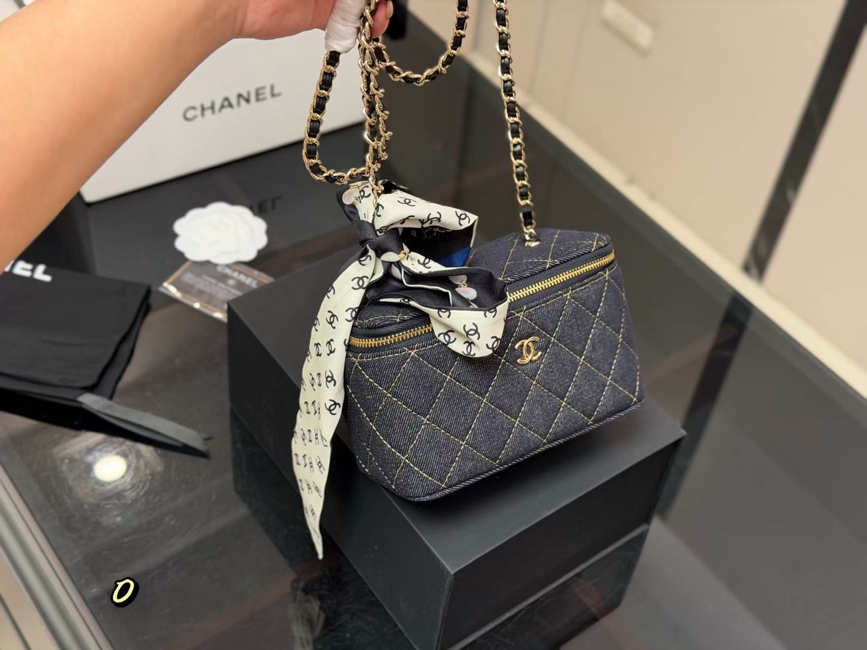 CHANE1 ダブルCチェーンデニムバッグ【50％割引+送料無料】