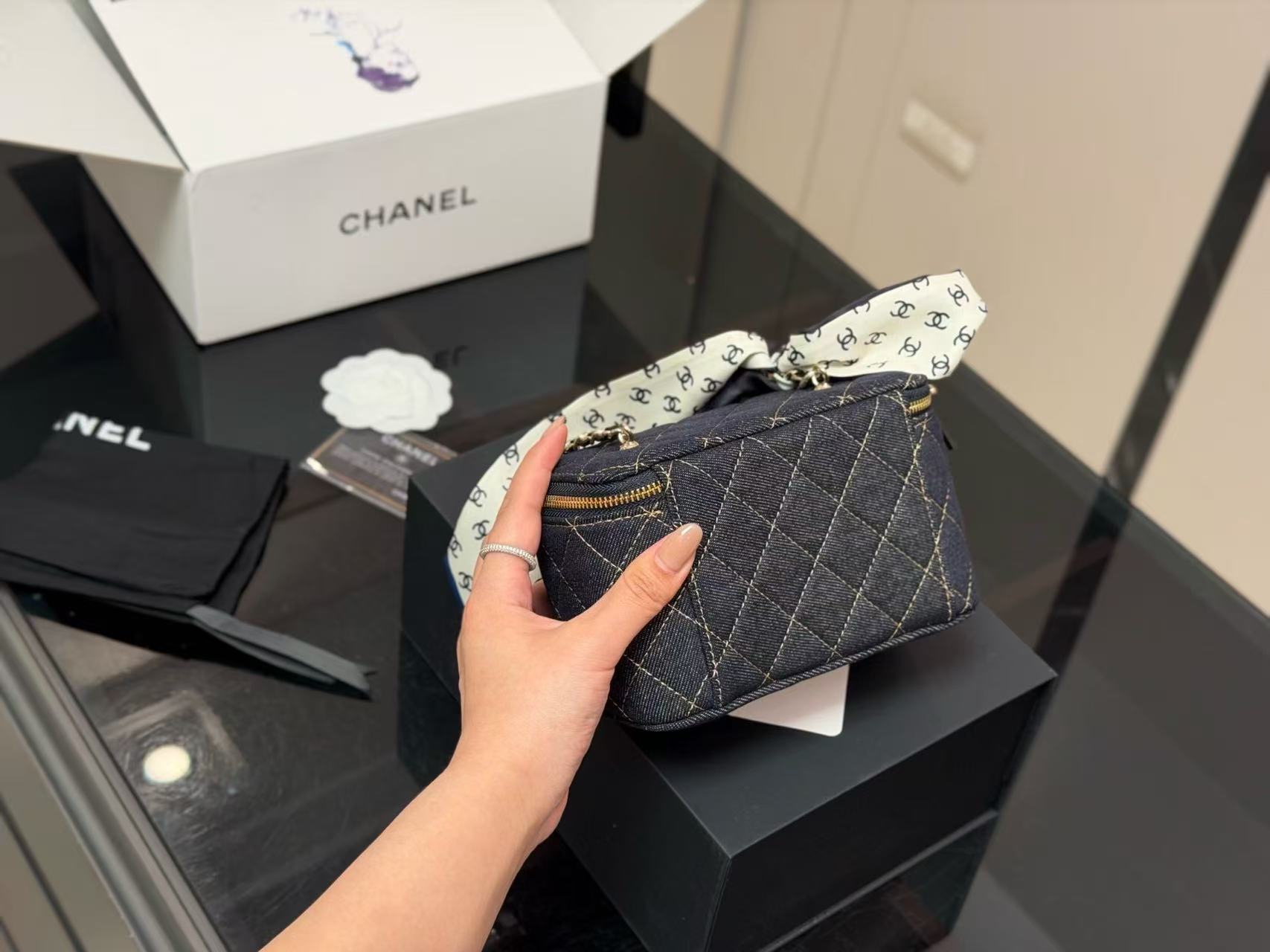 CHANE1 ダブルCチェーンデニムバッグ【50％割引+送料無料】