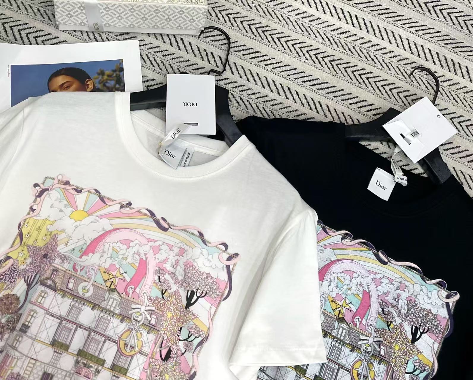 DI0Rプリント入り城柄Tシャツ【50％割引+送料無料】