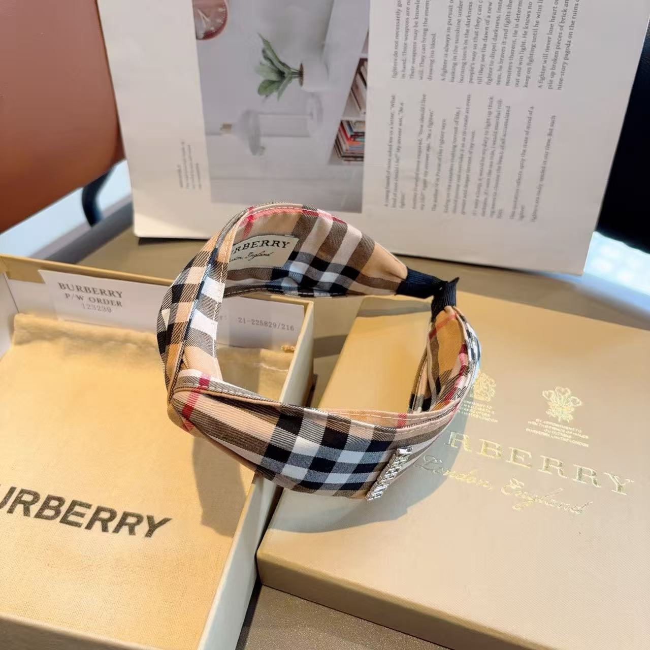 BUR8ERRY チェック柄レターヘッドバンド【50％割引+送料無料】