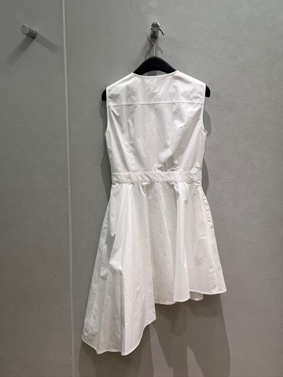 LVノースリーブのミニマルなアシンメトリードレス【50％割引+送料無料】