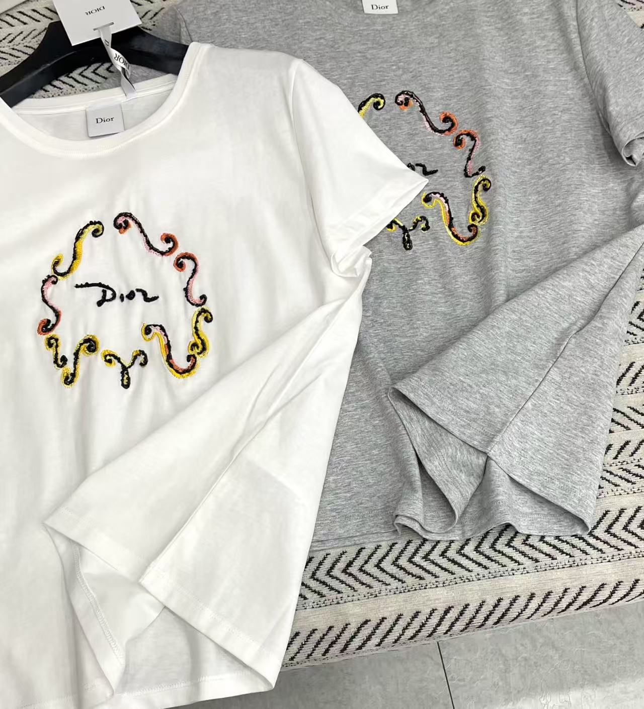 DI0Rビーズ刺繍文字Tシャツ【50％割引+送料無料】