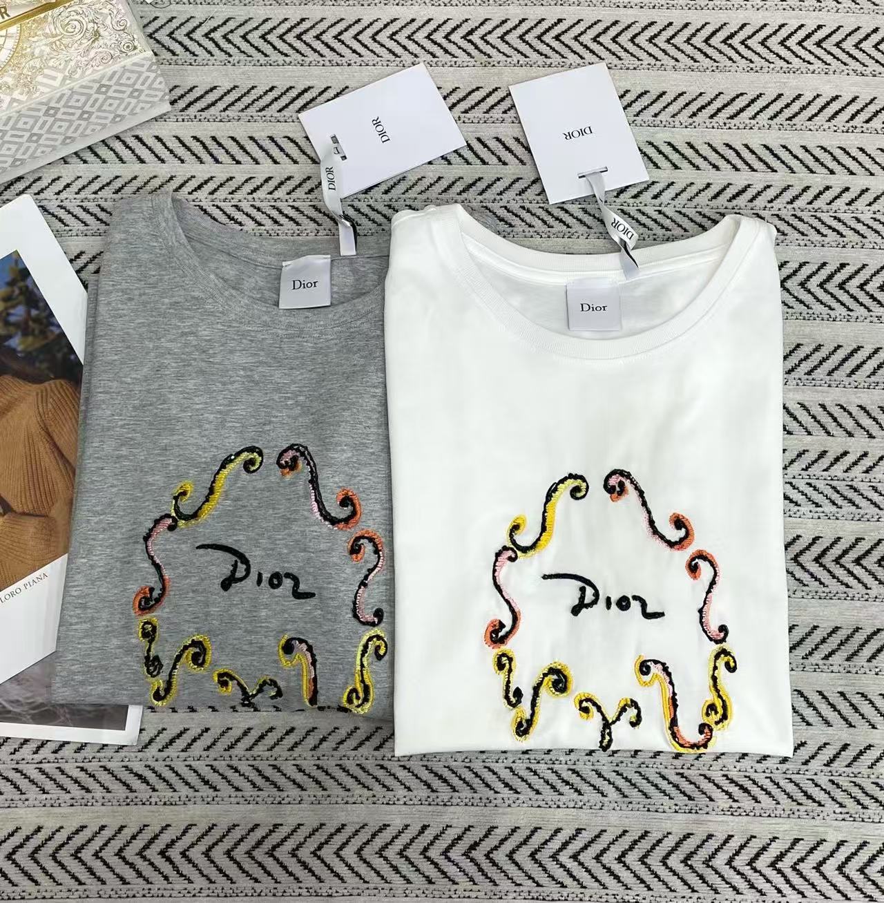 DI0Rビーズ刺繍文字Tシャツ【50％割引+送料無料】