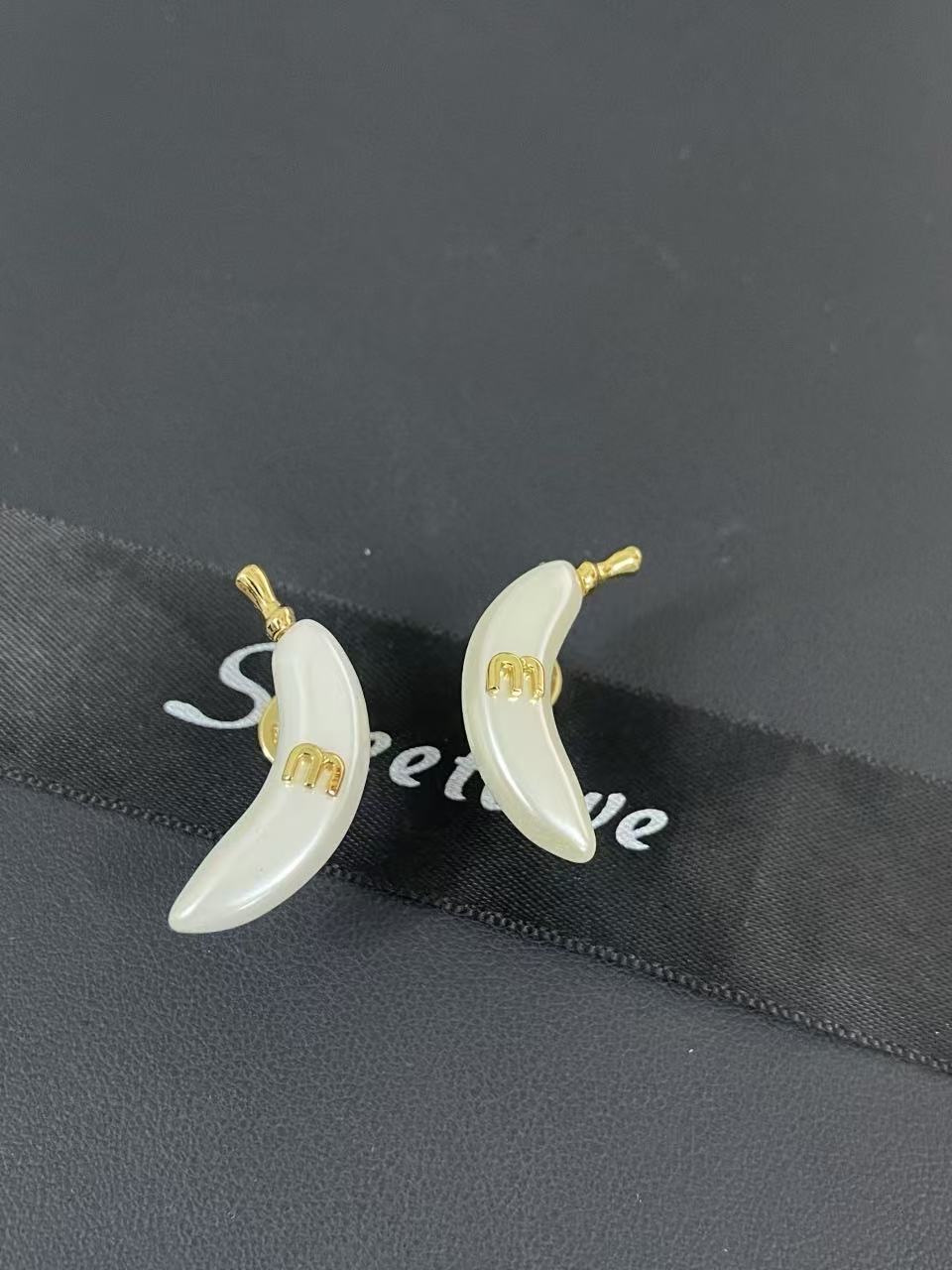 M1UM1U バナナ・スタッドピアス【50％割引+送料無料】