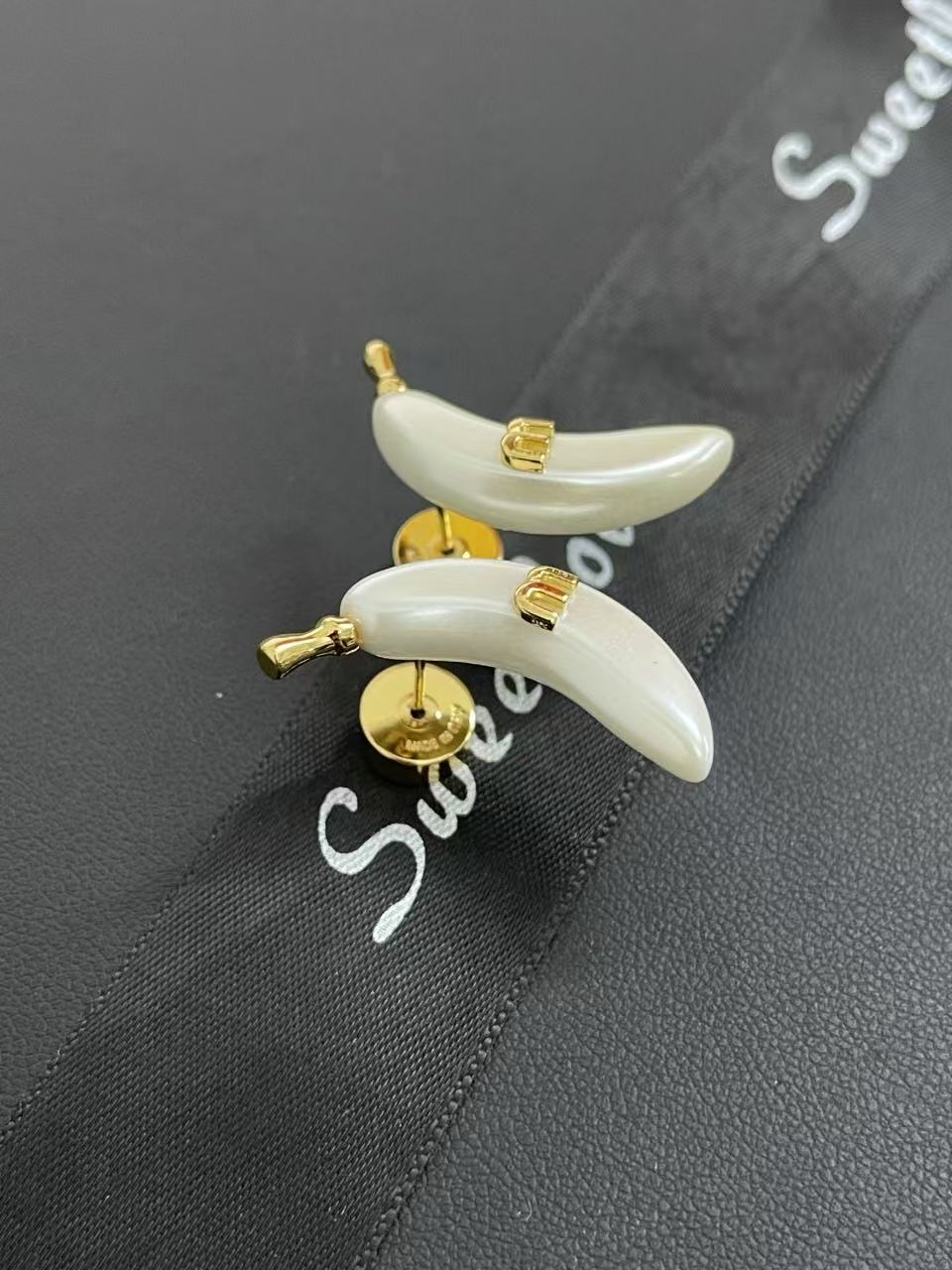 M1UM1U バナナ・スタッドピアス【50％割引+送料無料】