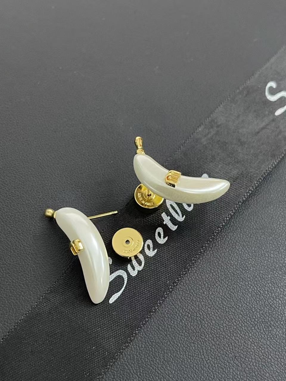 M1UM1U バナナ・スタッドピアス【50％割引+送料無料】