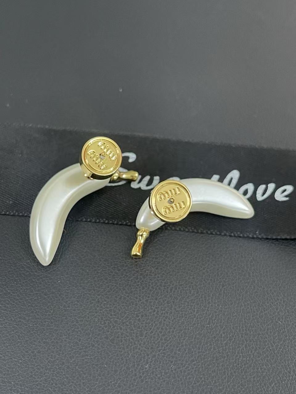 M1UM1U バナナ・スタッドピアス【50％割引+送料無料】