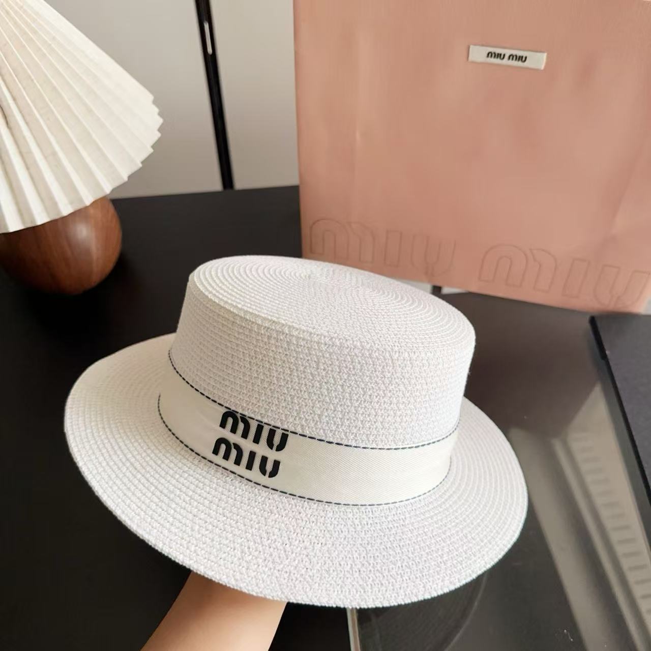 miumiuシンプルな文字入り麦わら帽子【50％割引+送料無料】