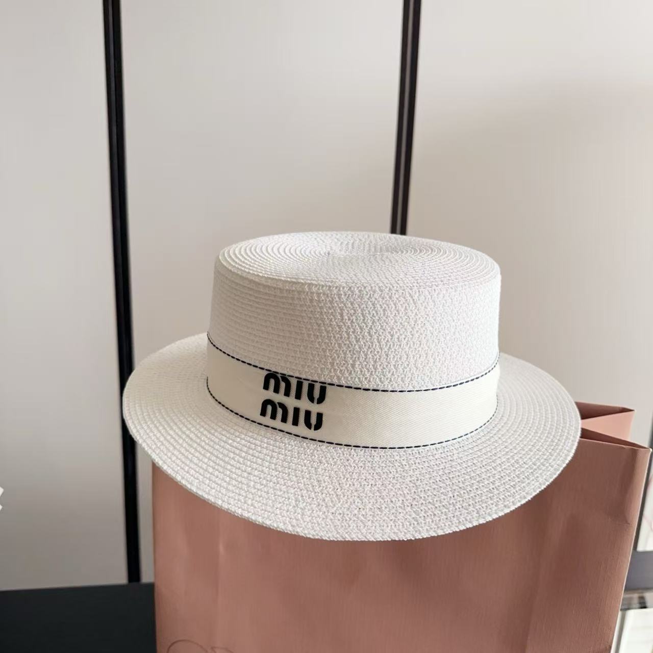 miumiuシンプルな文字入り麦わら帽子【50％割引+送料無料】
