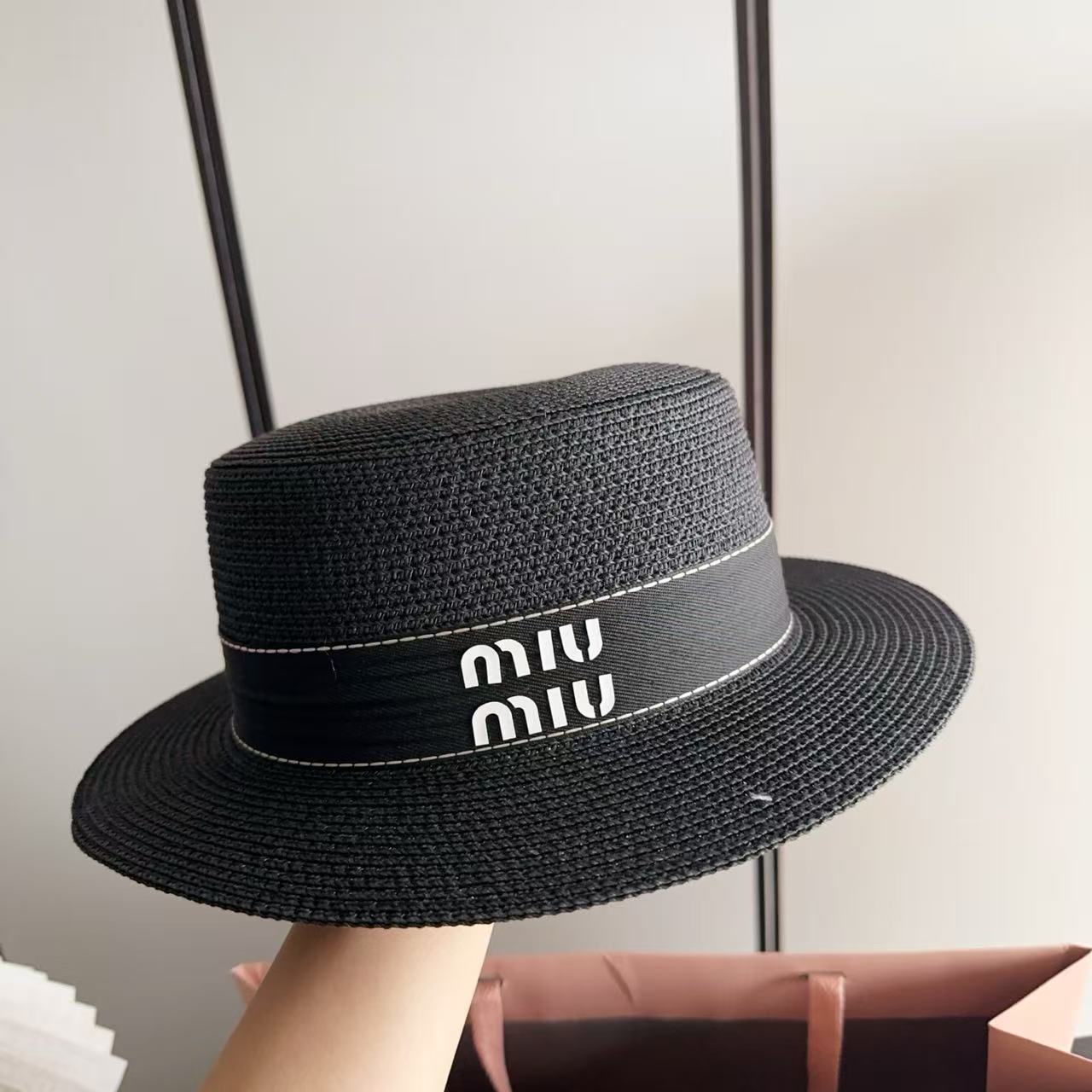 miumiuシンプルな文字入り麦わら帽子【50％割引+送料無料】