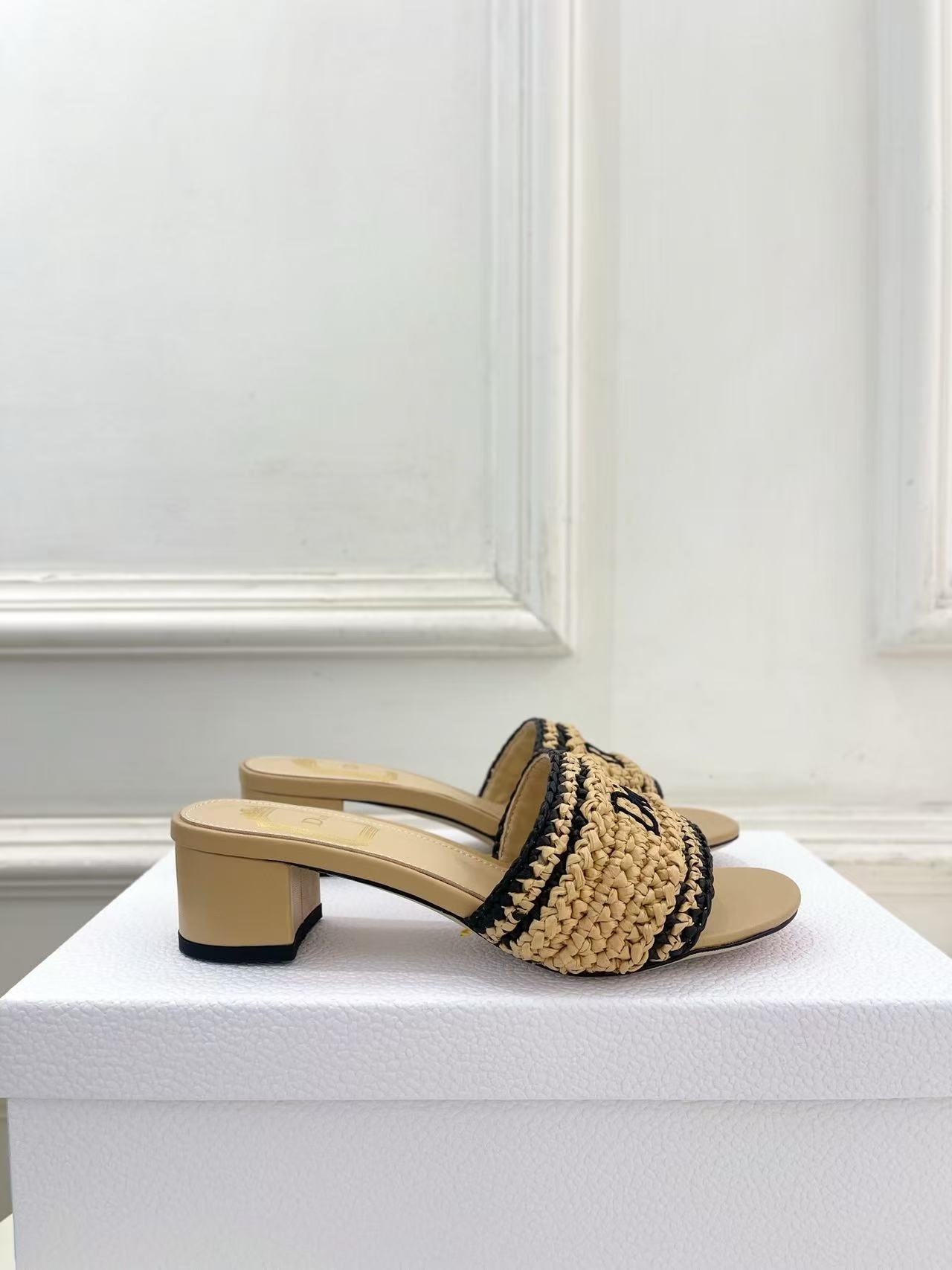 DIOR 高品質な刺繍入りローヒールシューズ【50％割引+送料無料】