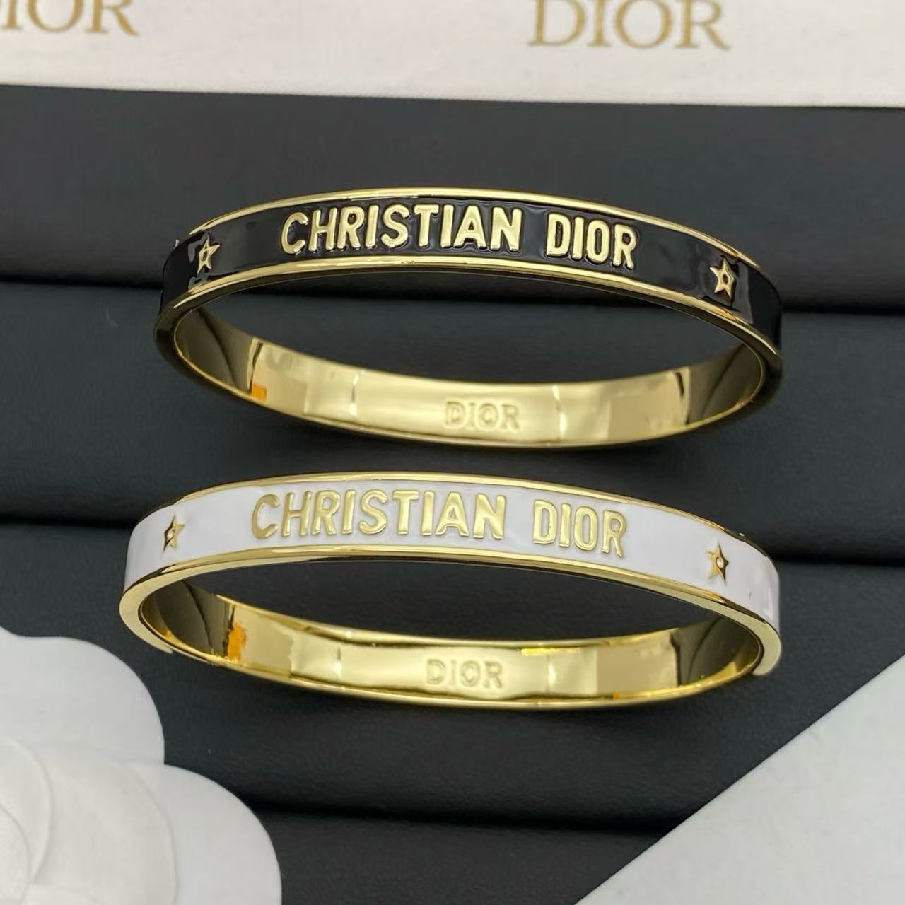 DIOR レタリング ブラック＆ホワイト ブレスレット【50％割引+送料無料】