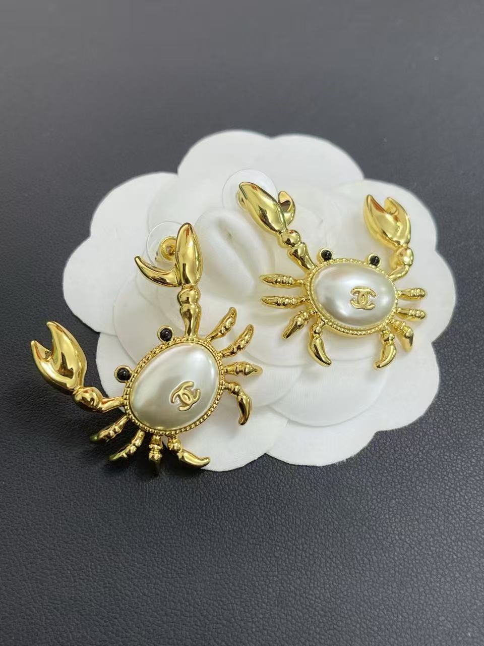 CHANE1 ダブルC カニピアス【50％割引+送料無料】