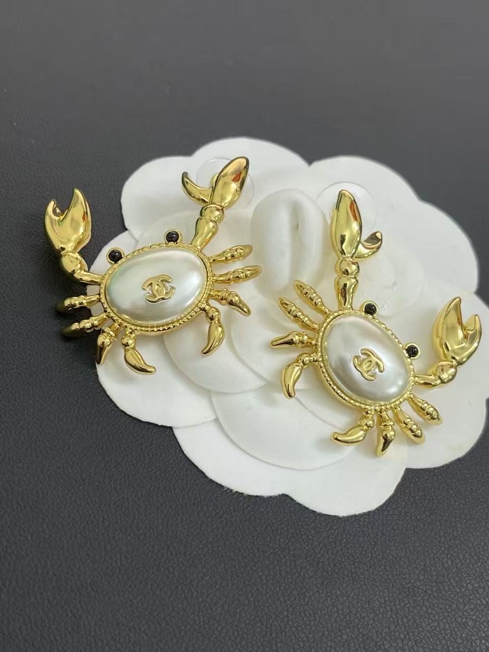 CHANE1 ダブルC カニピアス【50％割引+送料無料】