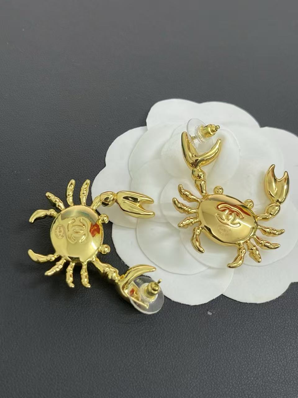 CHANE1 ダブルC カニピアス【50％割引+送料無料】