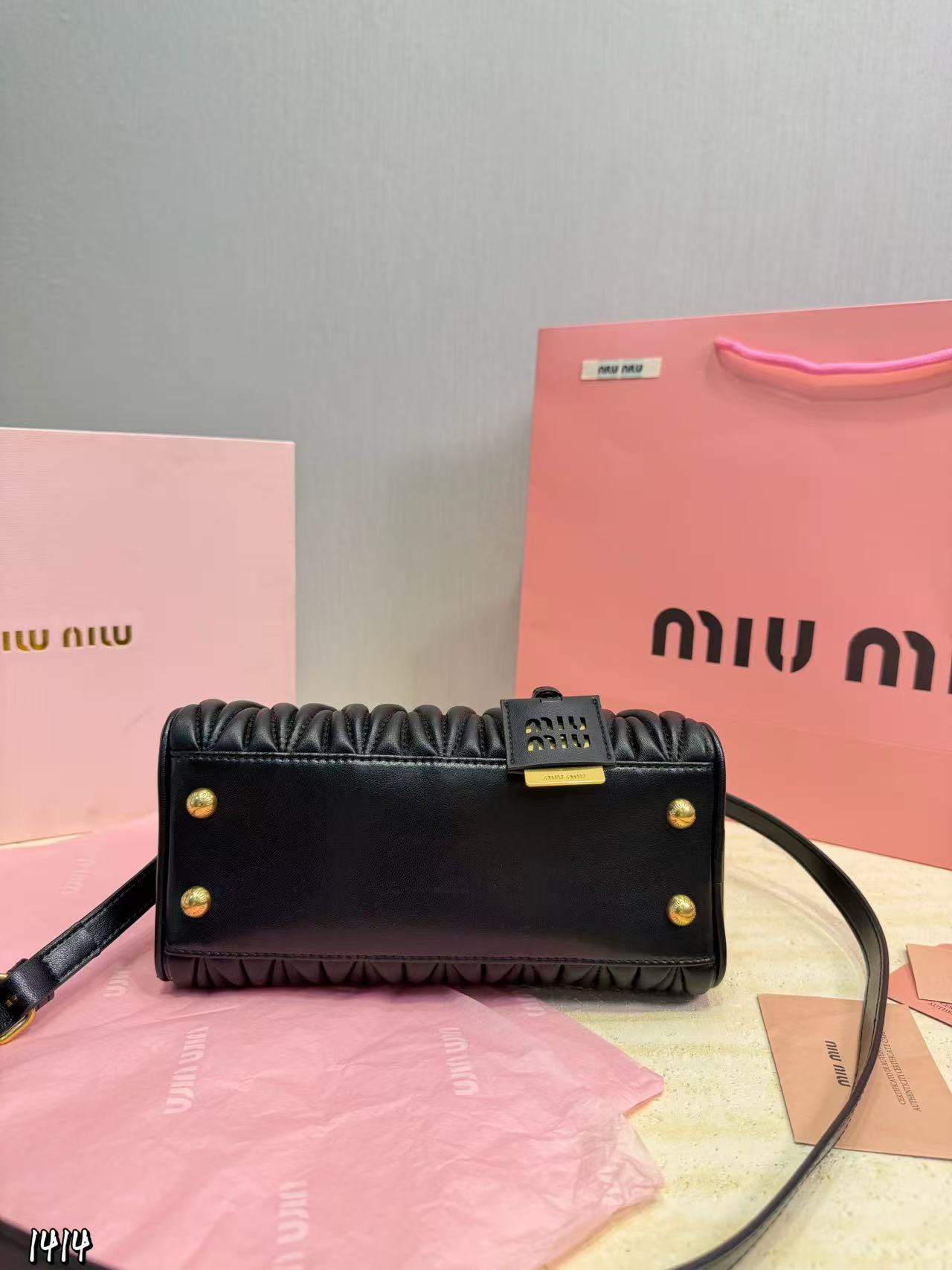 M1UM1U ラムスキン ハンドバッグ【50％割引+送料無料】