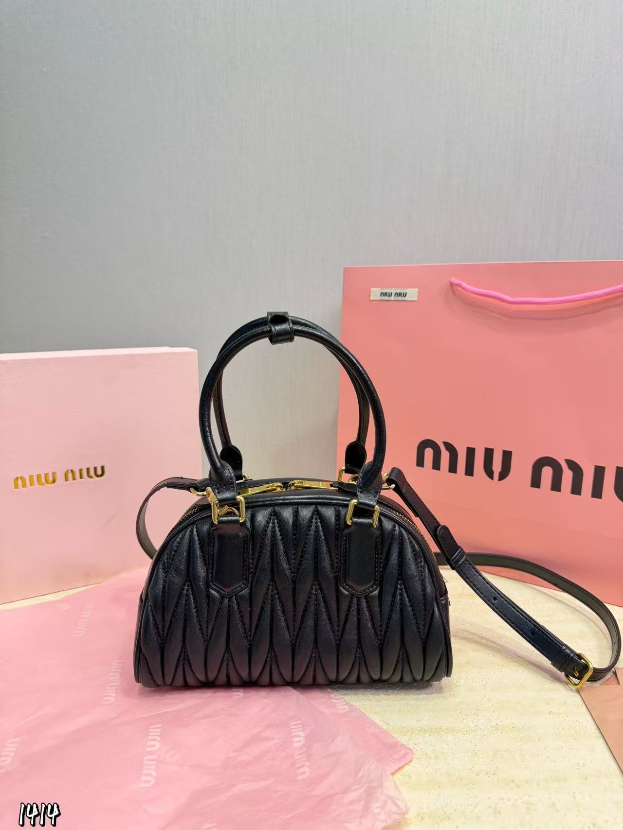 M1UM1U ラムスキン ハンドバッグ【50％割引+送料無料】