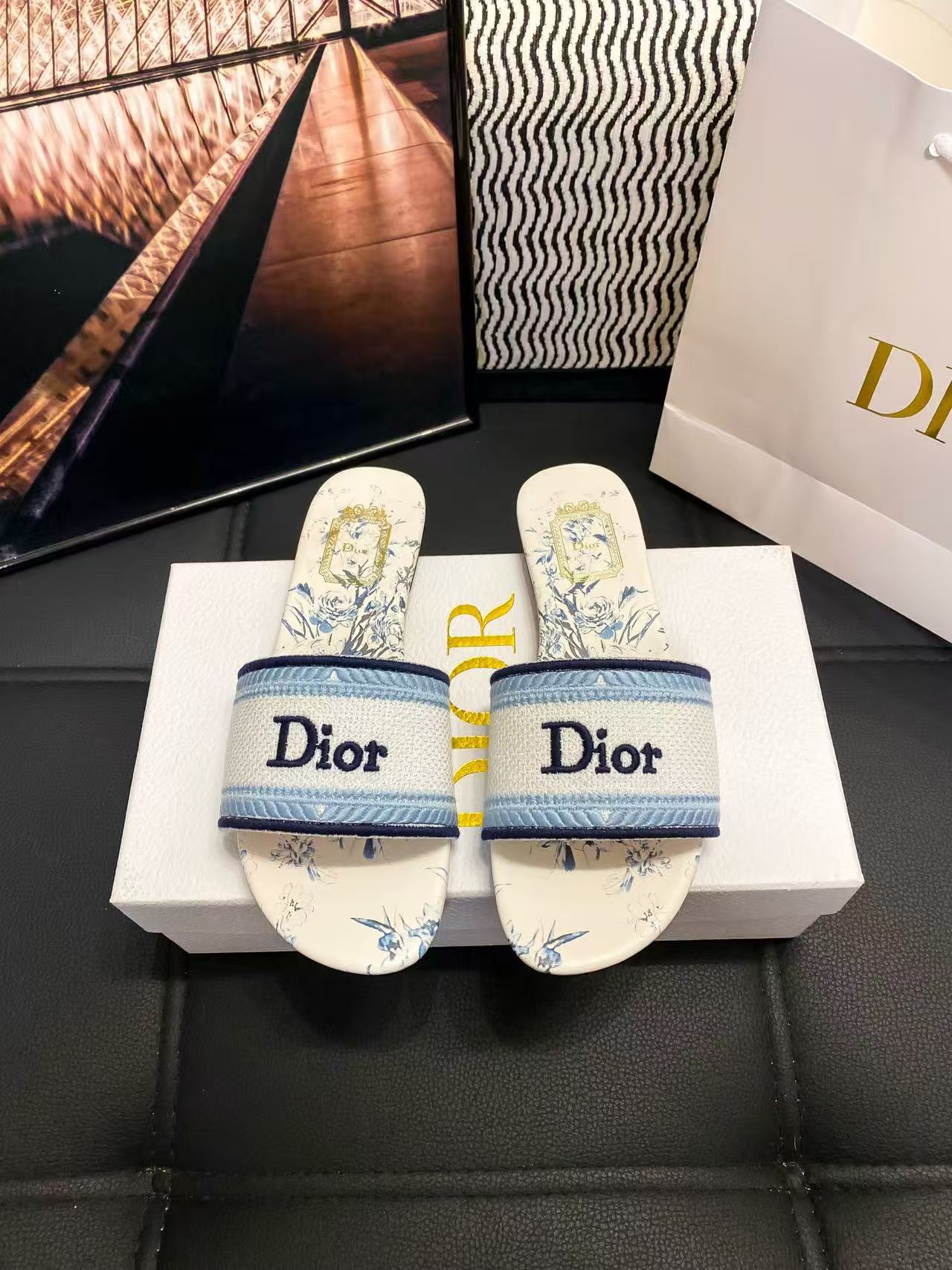 DI0R刺繍文字入りフラットサンダル【50％割引+送料無料】
