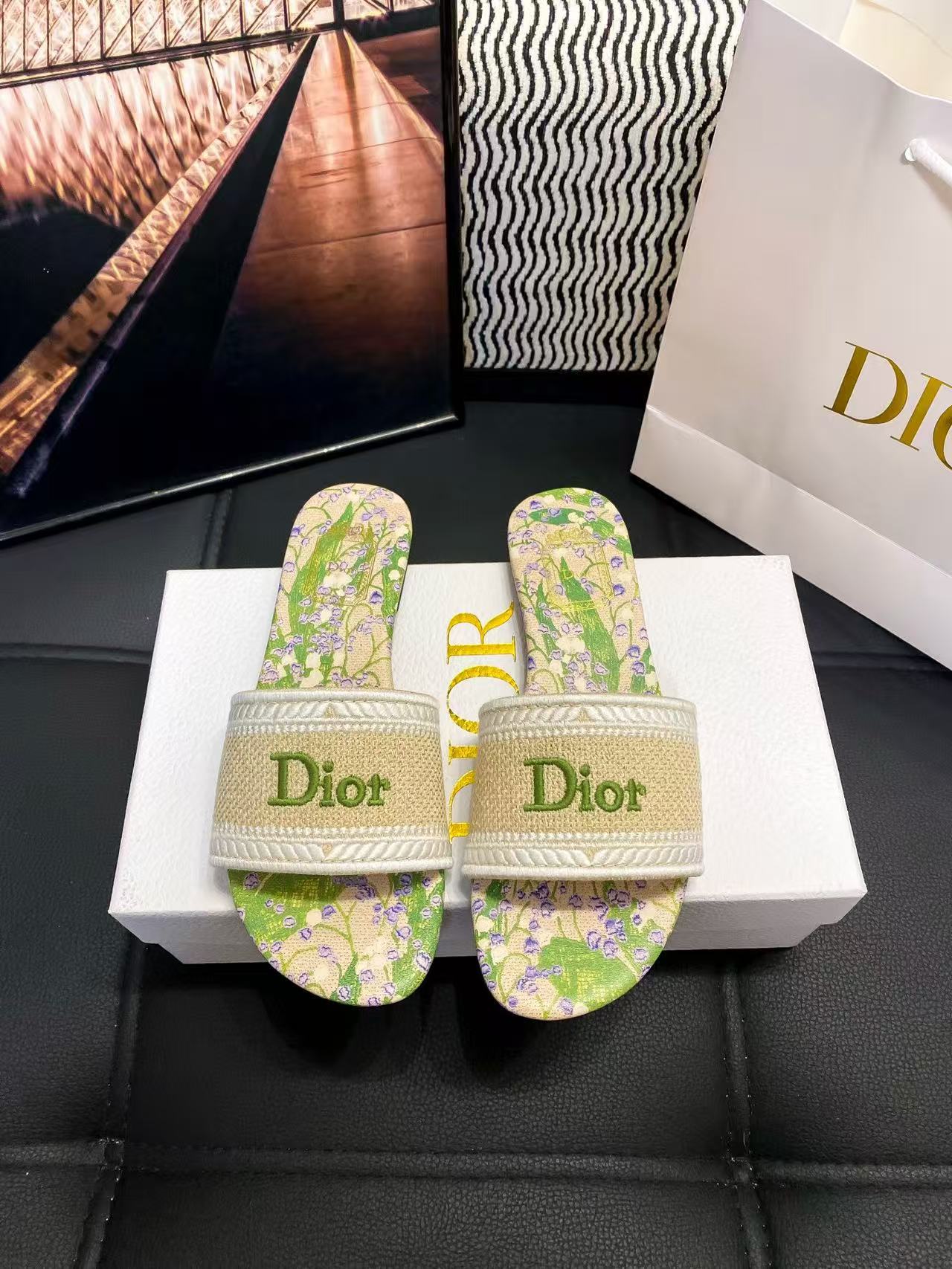 DI0R刺繍文字入りフラットサンダル【50％割引+送料無料】