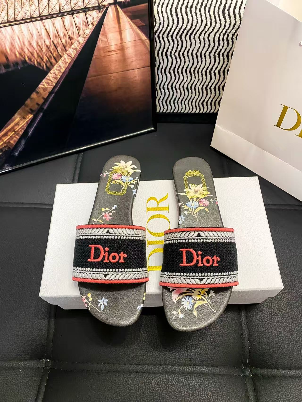 DI0R刺繍文字入りフラットサンダル【50％割引+送料無料】
