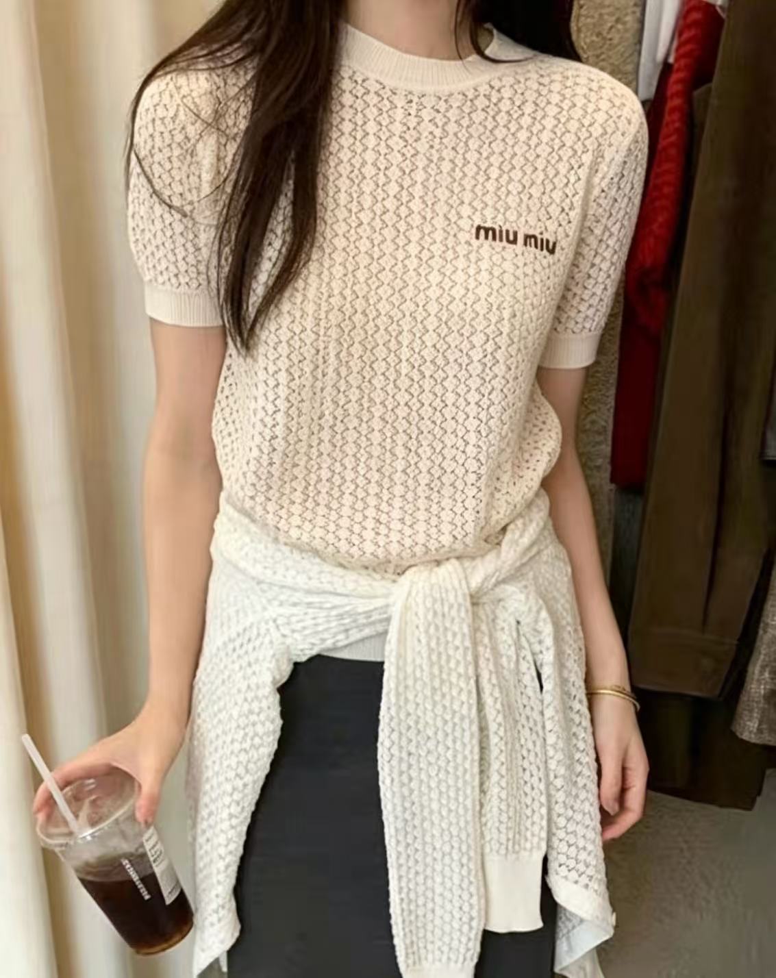 M1UM1U カットアウト・レタリング入りウールセーター【50％割引+送料無料】