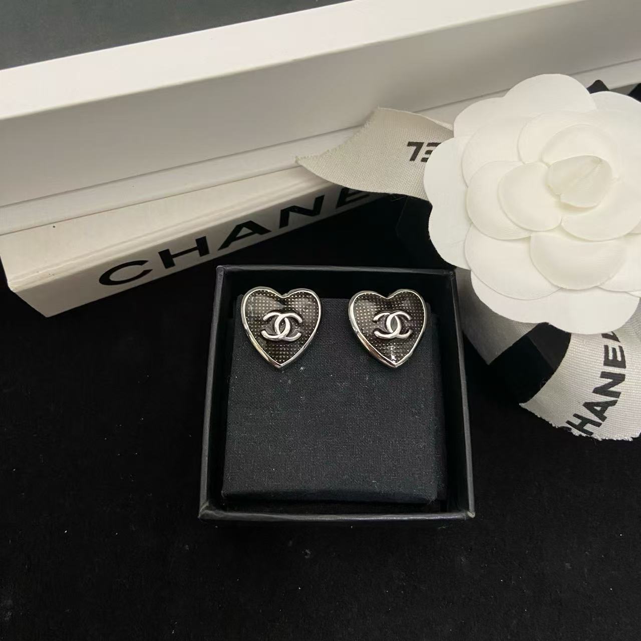 CHANE1 ダブルCハート ブラックスタッドピアス【50％割引+送料無料】