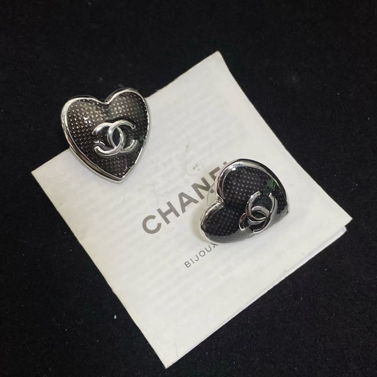 CHANE1 ダブルCハート ブラックスタッドピアス【50％割引+送料無料】