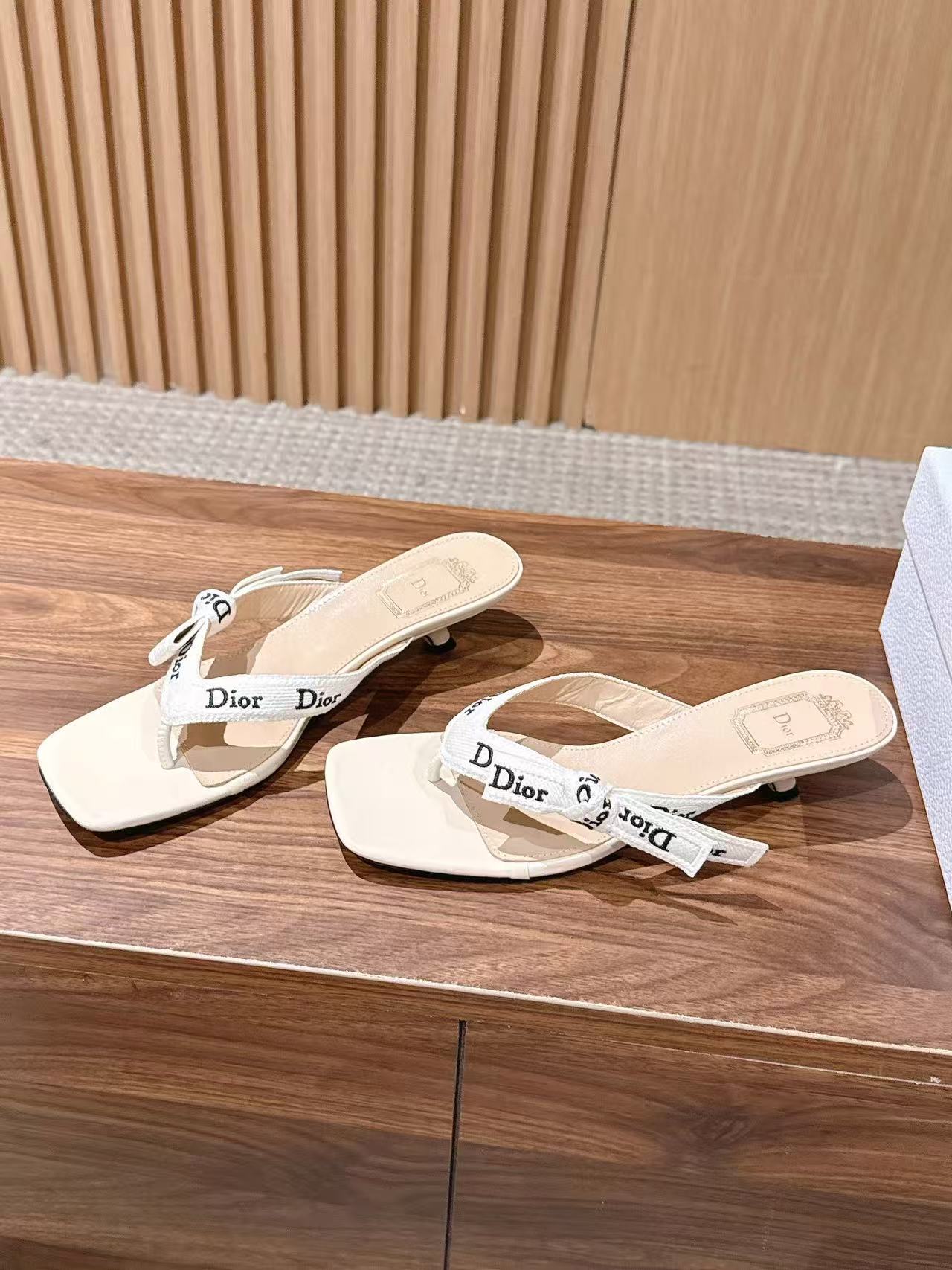 DI0R高品質シープスキンレターローヒールシューズ【50％割引+送料無料】