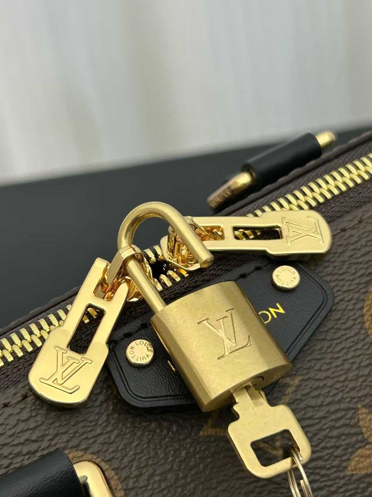 LV チェーン＆スタッズ ハンドバッグ【50％割引+送料無料】
