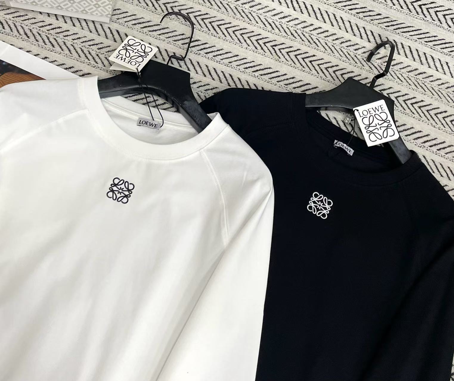 L0WEW 刺繍ロゴTシャツ【50％割引+送料無料】