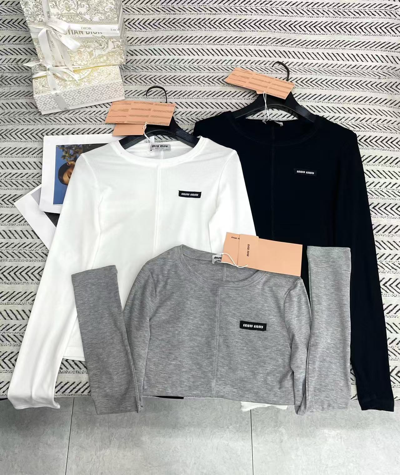 M1UM1U シンプルレター長袖Tシャツ【50％割引+送料無料】