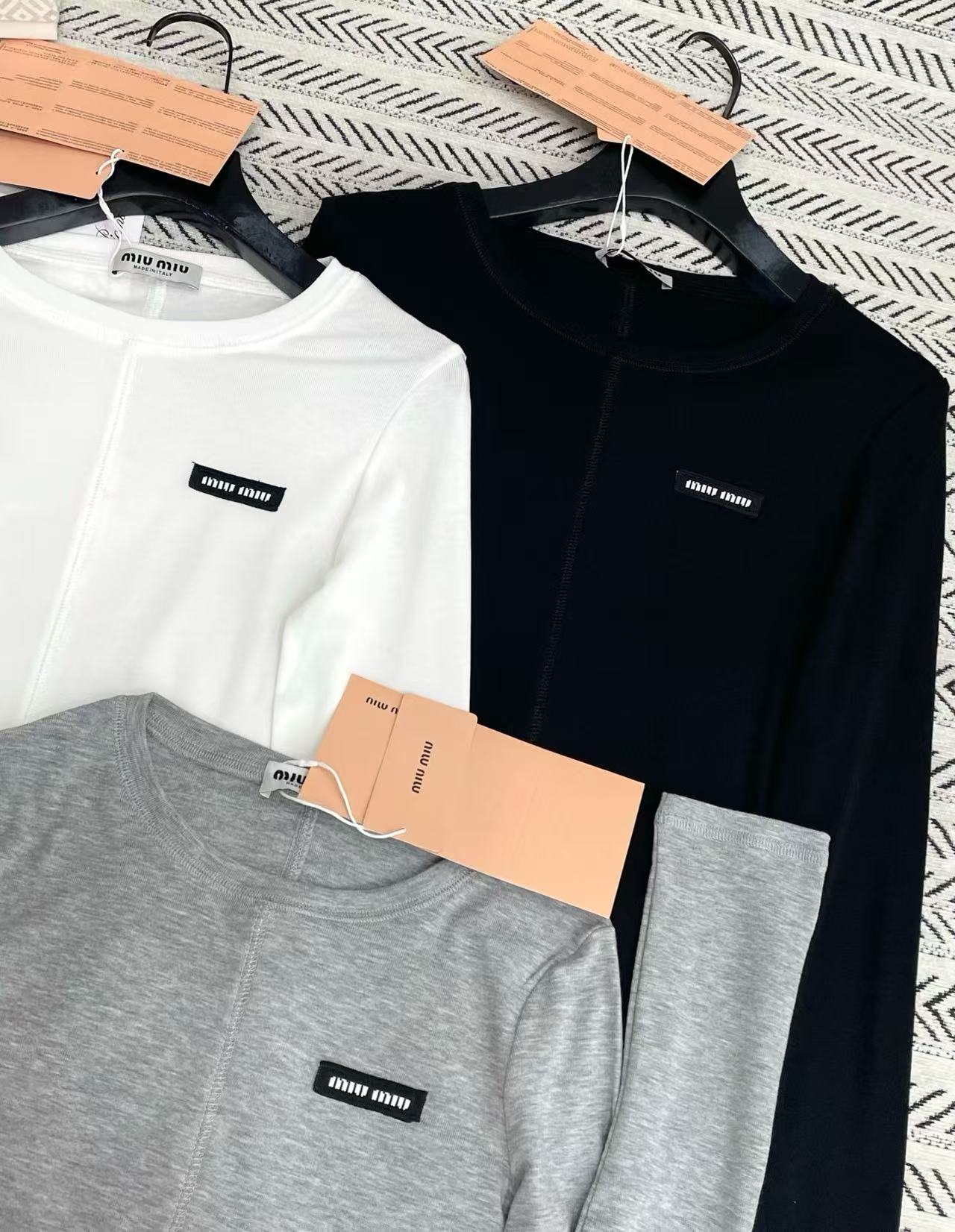 M1UM1U シンプルレター長袖Tシャツ【50％割引+送料無料】
