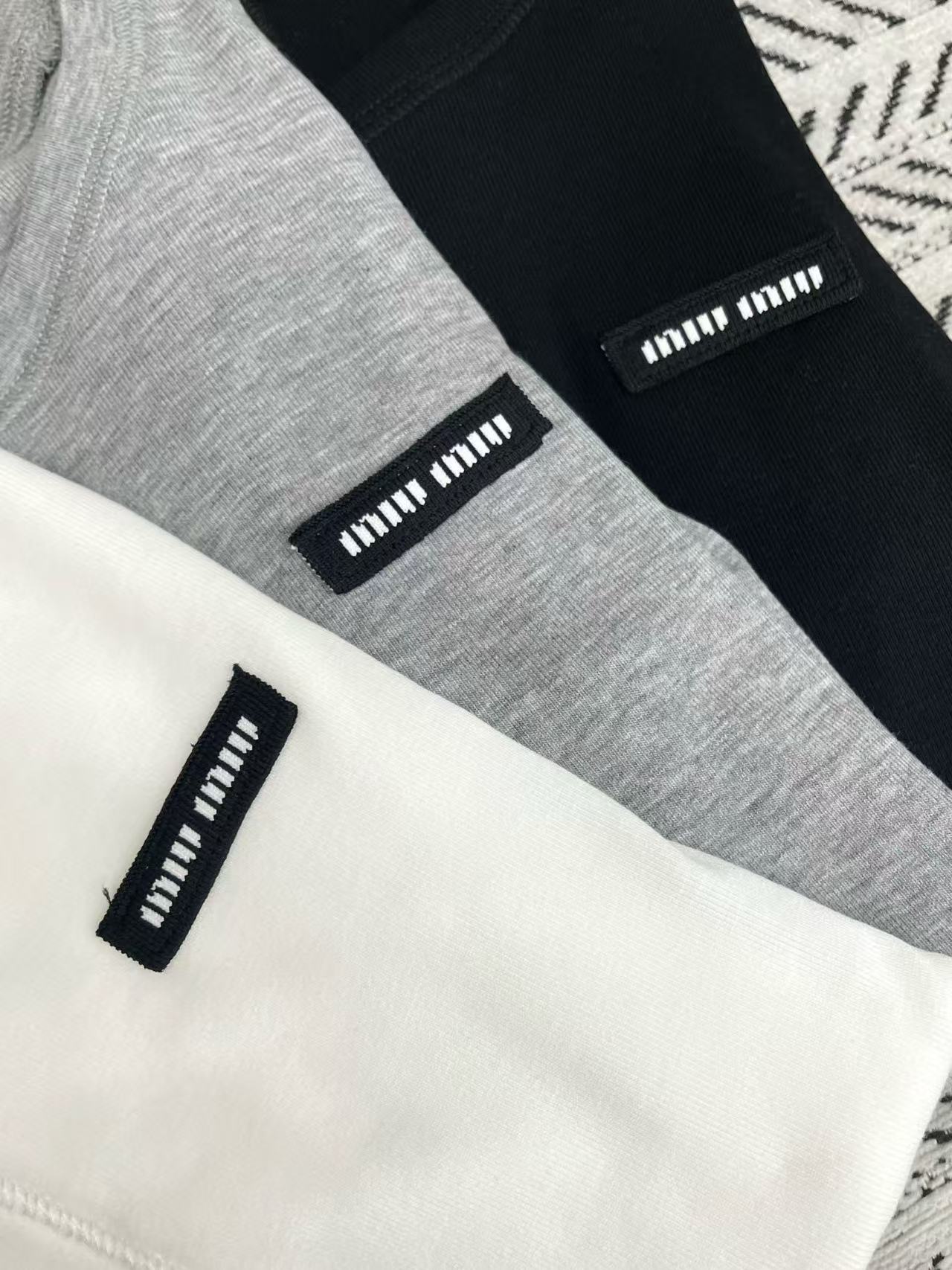 M1UM1U シンプルレター長袖Tシャツ【50％割引+送料無料】