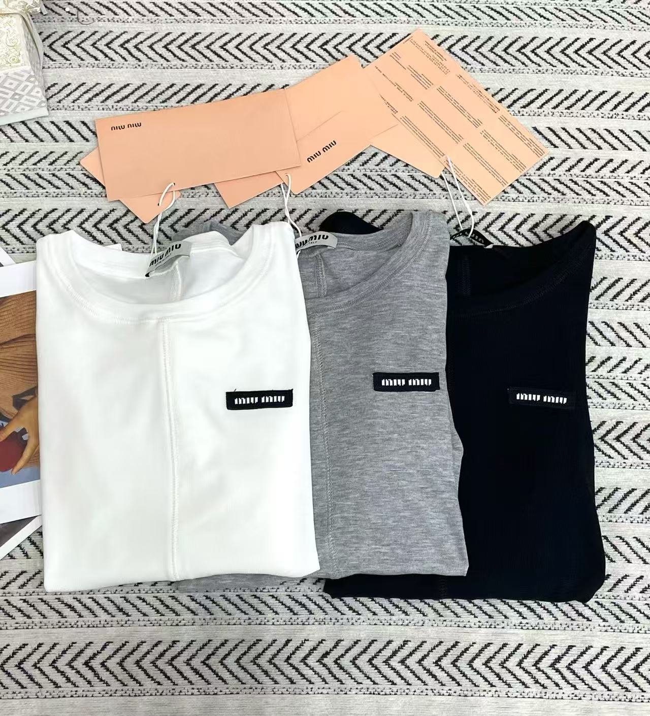 M1UM1U シンプルレター長袖Tシャツ【50％割引+送料無料】